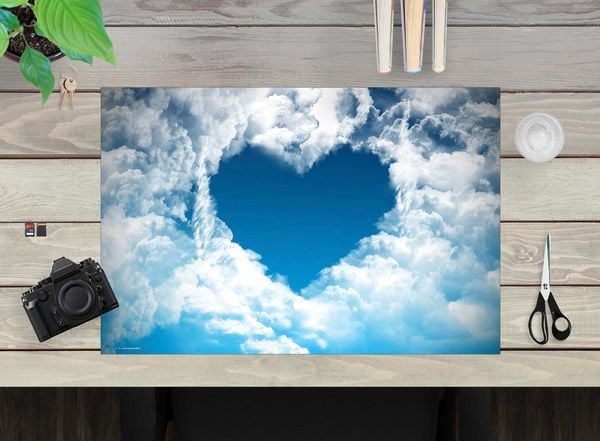 Produktbild: Cover-your-desk Schreibtischunterlage f&uuml;r Kinder und Erwachsene Ein Herz aus Wolken, aus hochwertigem Vinyl , 60 x 40 cm