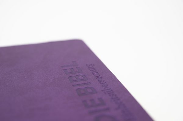 Produktbild: Die Bibel. Senfkorn, Handschmeichler lila