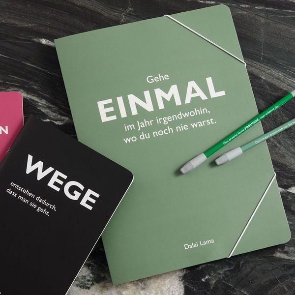 Produktbild: Sammelmappe A4 grau, "Gehe einmal im Jahr irgendwohin, wo du noch nie warst." (Dalai Lama)