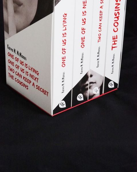Produktbild: Karen M. McManus: Vier B&auml;nde im Taschenbuch-Schuber: One of us is lying, One of us is next, Two can keep a secret, The Cousins