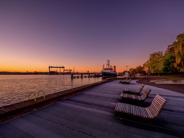 Produktbild: CALVENDO Puzzle Maritime Morgend&auml;mmerung in Kiel | 1000 Teile Lege-Gr&ouml;&szlig;e 64 &times; 48 cm Foto-Puzzle f&uuml;r gl&uuml;ckliche Stunden