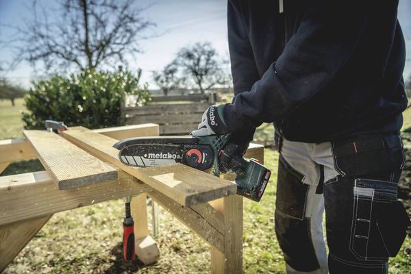 Produktbild: Metabo 600856500 Akku Geh&ouml;lzs&auml;ge inkl. Akku, inkl. Ladeger&auml;t Schwertl&auml;nge 150mm