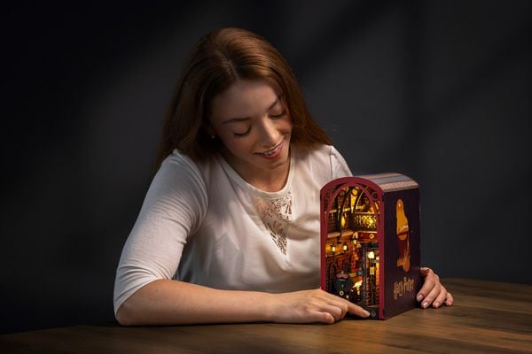 Produktbild: Book Nook DIY B&uuml;cherecke Revell Harry Potter "Hogwarts Express"