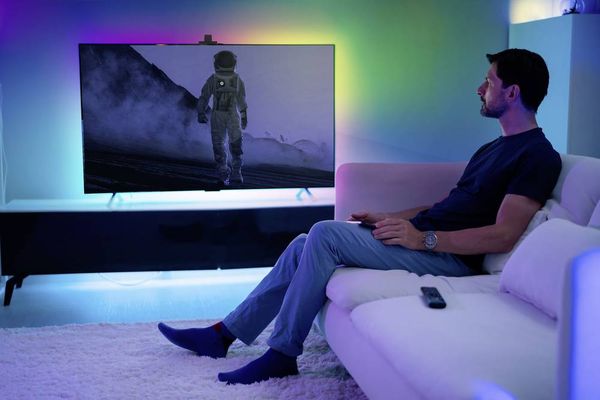 Produktbild: TV01RGB LED-Lichtleisten-Komplettset mit USB-Anschluss 230V 5.29m RGB 1St.