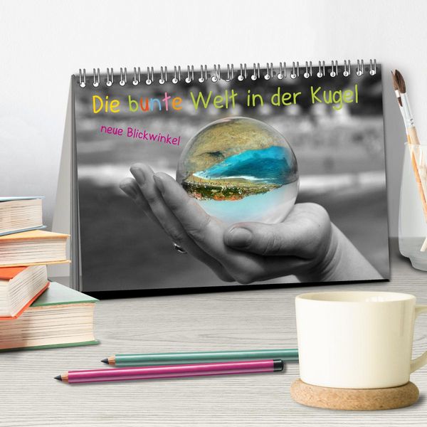 Produktbild: Die bunte Welt in der Kugel - neue Blickwinkel (Tischkalender 2026 DIN A5 quer), CALVENDO Monatskalender