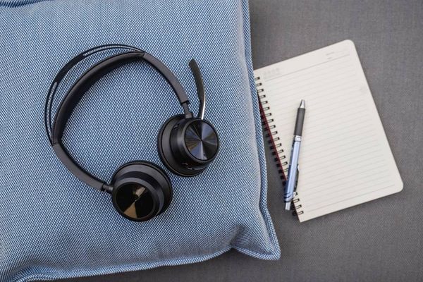 Produktbild: HP Poly Voyager Focus 2 On Ear Headset Bluetooth&reg; Stereo Schwarz Noise Cancelling Headset Computer