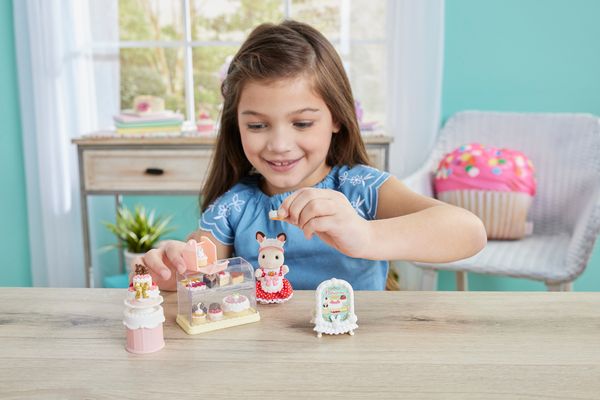 Produktbild: Sylvanian Families 5807 - Village Cake Shop Starter Set, Dorfkonditorei Set f&uuml;r Starter Haus, Spielset