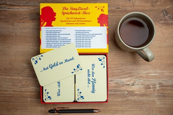 Produktbild: Die gro&szlig;e Sprichwort-Quiz-Box f&uuml;r Senioren. Das Spiel rund um beliebte Sprichw&ouml;rter f&uuml;r Senioren. Auch mit Demenz. Spiele-Box mit 100 Karten