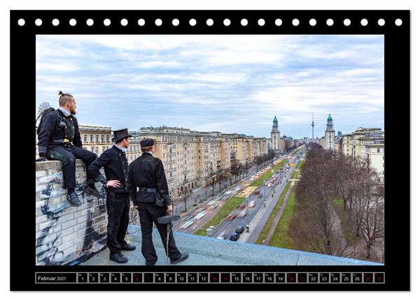 Produktbild: Schornsteinfeger &uuml;ber Berlin - Die Gl&uuml;cksbringer auf den D&auml;chern der Hauptstadt (Tischkalender 2027 DIN A5 quer), CALVENDO Monatskalender