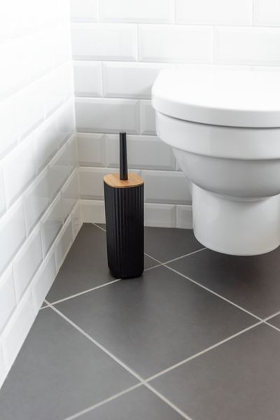 Produktbild: WC-Garnitur Mod. Rotello Schwarz, mit Bambus-Deckel und Rillenstruktur