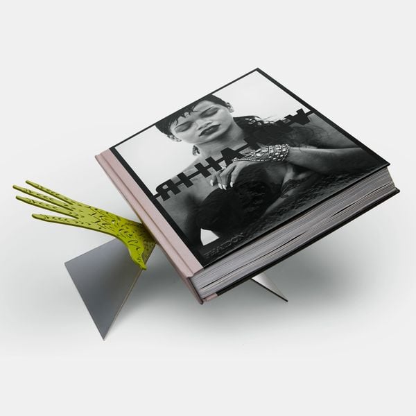 The Rihanna Book: Limited Edition (Fenty X Phaidon) Featuring a Tattooed Hand Stand, Gebundene Ausgabe von Rihanna, Phaidon Verlag, 9781838660109