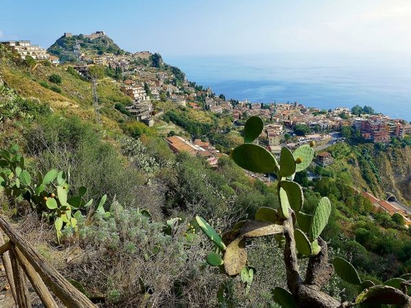 Produktbild: CALVENDO Puzzle Blick vom Bergdorf Castelmola auf Taormina | 1000 Teile Lege-Gr&ouml;&szlig;e 64x48cm Foto-Puzzle f&uuml;r gl&uuml;ckliche Stunden