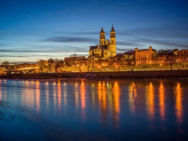 Produktbild: CALVENDO Puzzle Magdeburg und die Elbe bei Nacht | 1000 Teile Lege-Gr&ouml;&szlig;e 64x48cm Foto-Puzzle f&uuml;r gl&uuml;ckliche Stunden