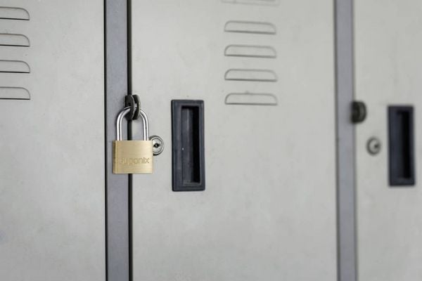Produktbild: Sygonix SY-5045280 Vorh&auml;ngeschloss 19.7 mm teilweise gleichschlie&szlig;end Goldgelb Schl&uuml;sselschloss