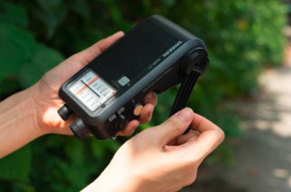 Produktbild: Sangean MMR-77 Outdoorradio UKW, MW Notfallradio Handkurbel, spritzwassergesch&uuml;tzt, Taschenlampe, wiederaufladbar Schwarz