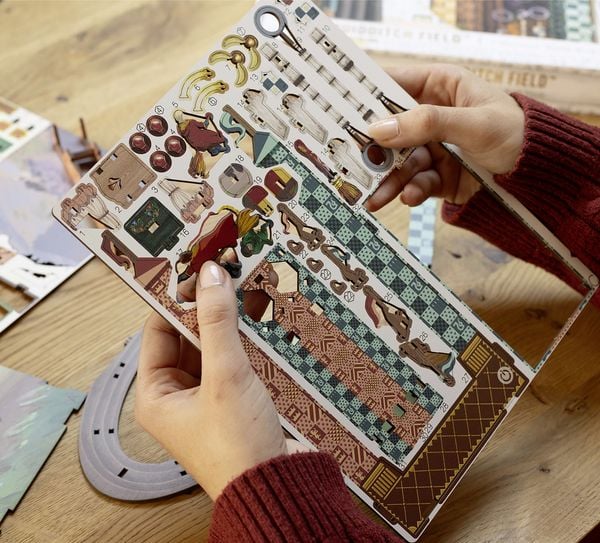 Produktbild: Book Nook DIY B&uuml;cherecke Harry Potter Quidditch Field von Revell Tiny Adventures