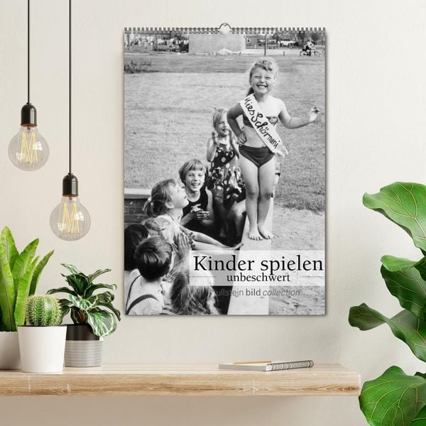 Produktbild: Kinder spielen - unbeschwert (Wandkalender 2026 DIN A2 hoch), CALVENDO Monatskalender