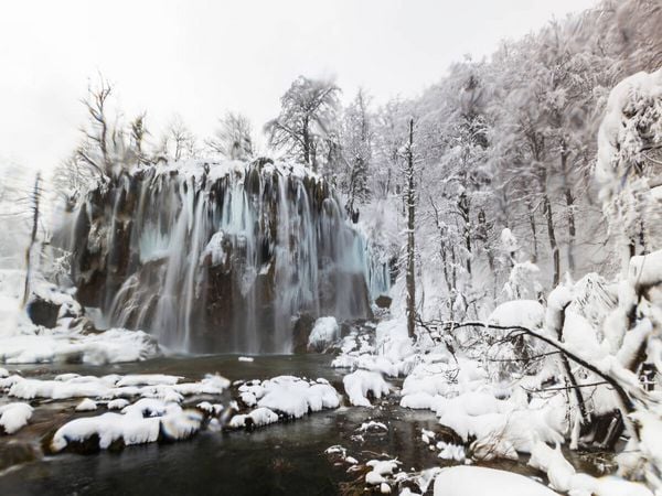 Produktbild: CALVENDO Puzzle Ein Motiv aus dem Kalender Winterimpressionen Nationalpark Plitvice | 1000 Teile Lege-Gr&ouml;&szlig;e 64 &times; 48 cm Foto-Puzzle f&uuml;r gl&uuml;ckliche Stunden