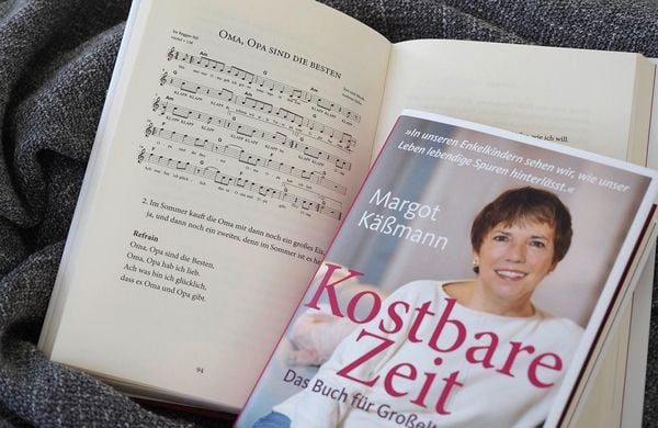 Produktbild: Kostbare Zeit &ndash; Das Buch f&uuml;r Gro&szlig;eltern