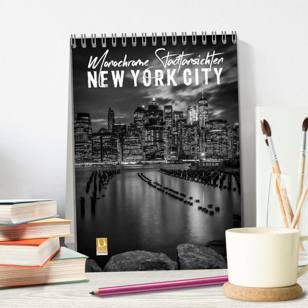 Produktbild: NEW YORK CITY Monochrome Stadtansichten (Tischkalender 2026 DIN A5 hoch), CALVENDO Monatskalender
