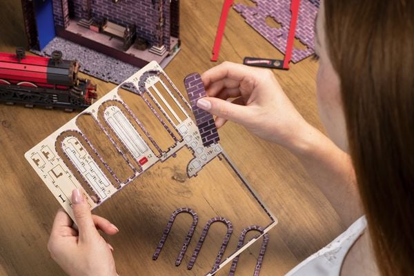 Produktbild: Book Nook DIY B&uuml;cherecke Revell Harry Potter "Hogwarts Express"