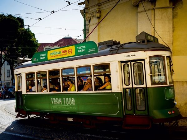 Produktbild: CALVENDO Puzzle Strassenbahn in der Altstadt | 1000 Teile Lege-Gr&ouml;&szlig;e 64x48cm Foto-Puzzle f&uuml;r gl&uuml;ckliche Stunden