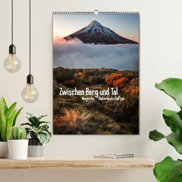 Produktbild: Zwischen Berg und Tal (Wandkalender 2026 DIN A2 hoch), CALVENDO Monatskalender