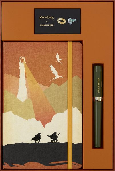 Produktbild: Moleskine Der Herr der Ringe Premium Box, Notizbuch L/A5, liniert, fester Einband, Kaweco Gelroller, der Herr der Ringe Pins (2er-Set), wiederverwendbare thematische Box