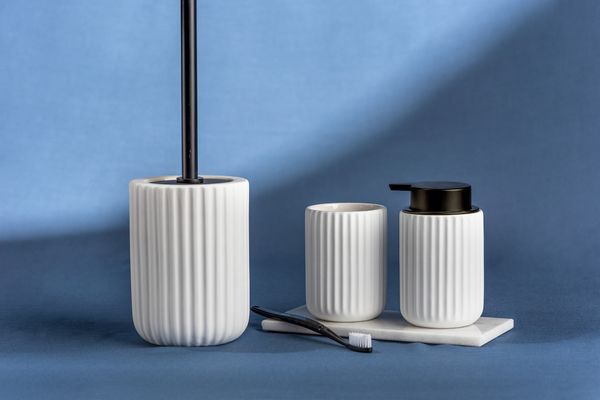 Produktbild: Keramik WC-Garnitur Mod. Belluno Wei&szlig;, mit Soft-Touch Oberfl&auml;che