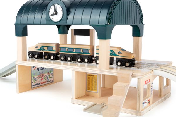 Produktbild: Small foot 11235 - Bahnhof mit Holzeisenbahn und Zubeh&ouml;r, Holz, 31-teilig