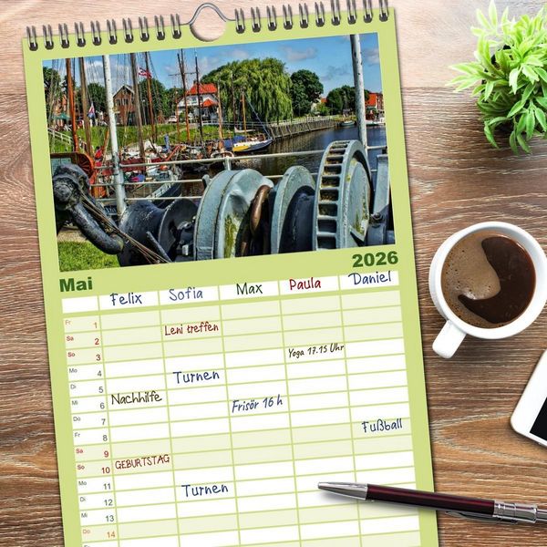 Produktbild: Familienplaner 2026 - Ostfriesland - Museumshafen Carolinensiel mit 5 Spalten (Wandkalender, 21 x 45 cm) CALVENDO