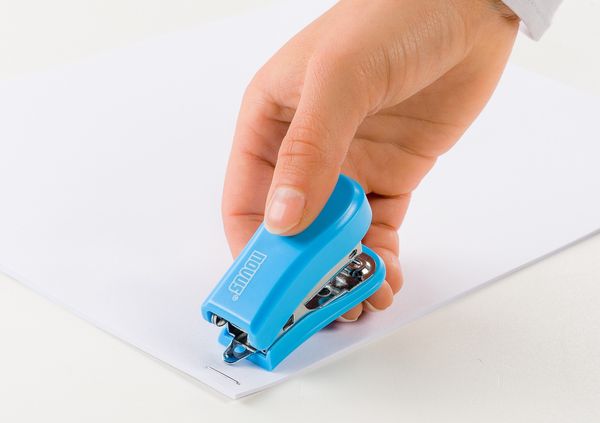 Produktbild: Heftger&auml;t Mini, bis 12 Blatt blau, im Blister