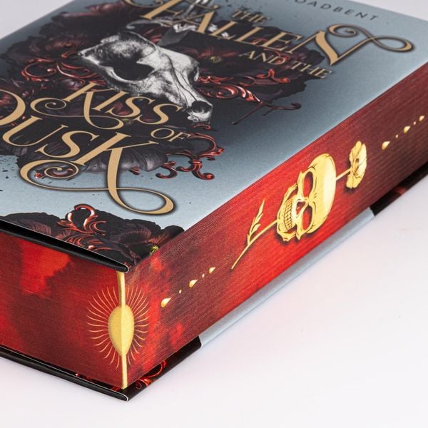 Produktbild: The Fallen and the Kiss of Dusk (Crowns of Nyaxia 4)