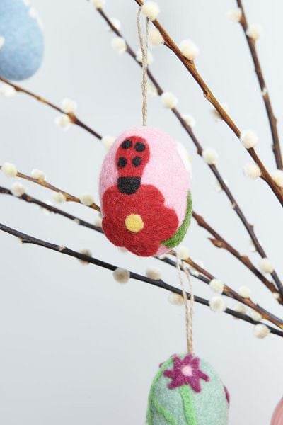 Produktbild: Aufh&auml;nger Filz-Ei Marienk&auml;fer auf Bl&uuml;te, Rosa, 7,8 x &Oslash; 5,8cm