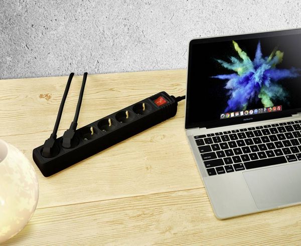 Produktbild: Sygonix SY-4891002 Steckdosenleiste mit Schalter 6fach Schwarz Schutzkontakt 1St.
