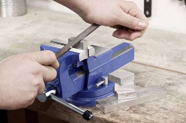 Produktbild: TOOLCRAFT Schraubstock TO-10398732 Backenbreite: 125 mm Spann-Weite (max.): 150 mm