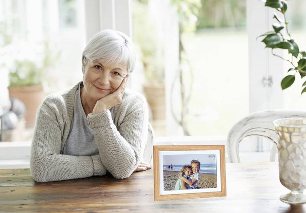 Produktbild: TFA Dostmann FRAMEO App Digitaler WiFi-Bilderrahmen 25.7 cm 10.1 Zoll 1280 x 800 Pixel 32 GB Braun, Weiß