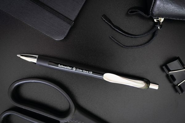 Produktbild: Schneider Kugelschreiber Slider Rave schwarz-schwarz, Mine XB blau