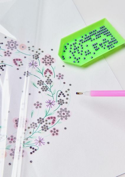 Produktbild: Diamond Painting DIY-Set, Bild auf Leinwand, Funkelnder Blumenkranz // &Oslash; 20 cm. 14-teilig