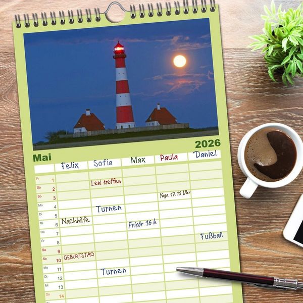 Produktbild: Familienplaner 2026 - Leuchtt&uuml;rme: Die Sch&ouml;nsten an Nord- und Ostsee mit 5 Spalten (Wandkalender, 21 x 45 cm) CALVENDO