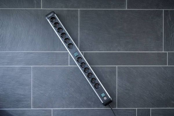 Produktbild: Brennenstuhl 1391030200 Steckdosenleiste mit Schalter Silber, Schwarz Schutzkontakt 1St.