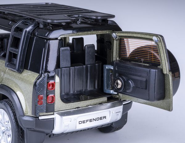 Produktbild: Land Rover Defender 110 Diecast 1:32 gr&uuml;n inkl. Knopfzellen