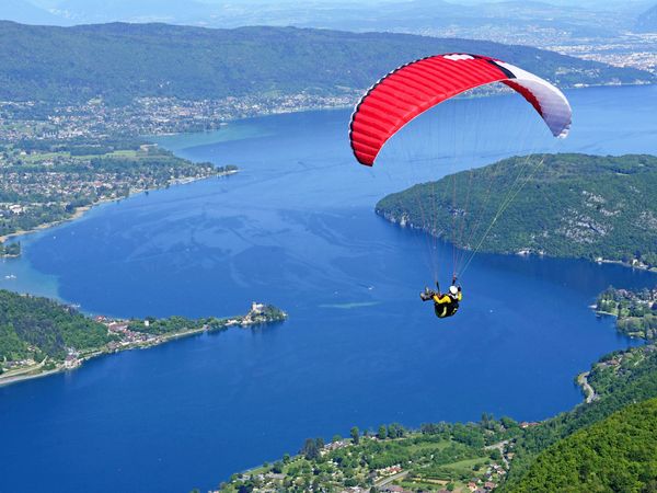 Produktbild: CALVENDO Puzzle Paragleiter &uuml;ber dem See Lac d'Annecy. | 1000 Teile Lege-Gr&ouml;&szlig;e 64x48cm Foto-Puzzle f&uuml;r gl&uuml;ckliche Stunden