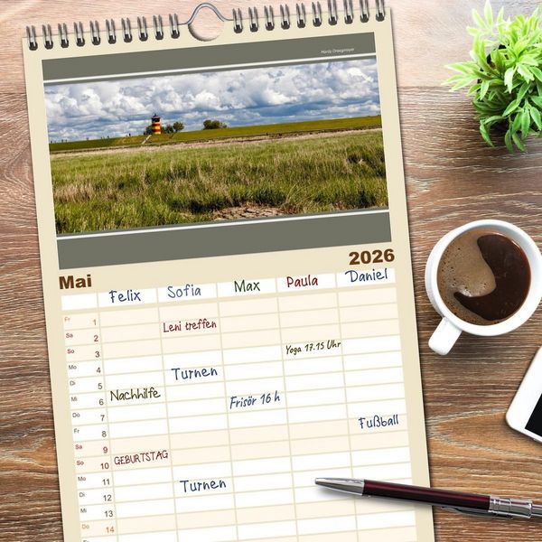 Produktbild: Familienplaner 2026 - Der Pilsumer Leuchtturm mit 5 Spalten (Wandkalender, 21 x 45 cm) CALVENDO