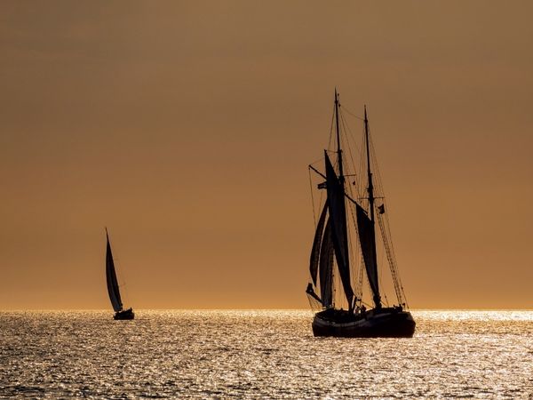 Produktbild: CALVENDO Puzzle Ein Motiv aus dem Kalender Windjammer auf der Ostsee im Abendlicht | 1000 Teile Lege-Gr&ouml;&szlig;e 64x48cm Foto-Puzzle f&uuml;r gl&uuml;ckliche Stunden