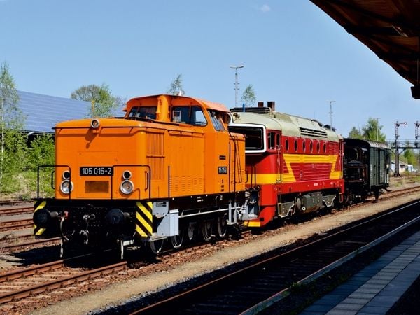 Produktbild: 105 015-2 mit einer &Uuml;berf&uuml;hrung aus Turnov in Zittau am 06.05.2016 (Puzzle)