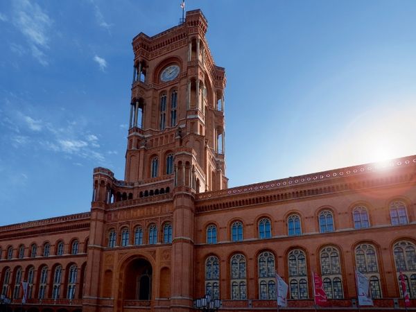 Produktbild: CALVENDO Puzzle Rotes Rathaus | 1000 Teile Lege-Gr&ouml;&szlig;e 64x48cm Foto-Puzzle f&uuml;r gl&uuml;ckliche Stunden