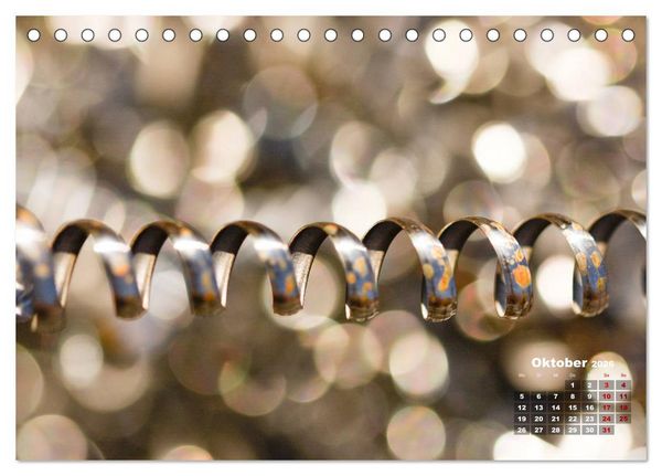 Produktbild: Metall - Schrott kunstvoll in Szene gesetzt (Tischkalender 2026 DIN A5 quer), CALVENDO Monatskalender