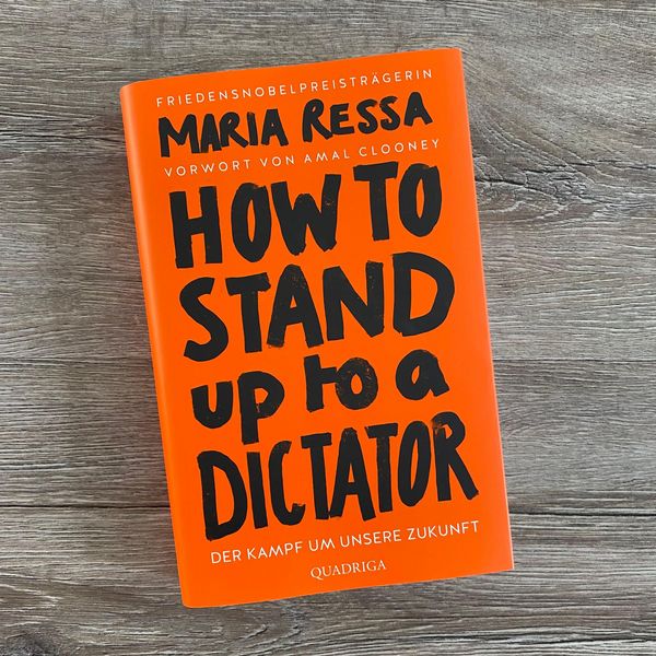 Produktbild: HOW TO STAND UP TO A DICTATOR - Deutsche Ausgabe. Von der Friedensnobelpreistr&auml;gerin