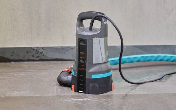 Produktbild: GARDENA 11000 aquasensor 09034-61 Klarwasser-Tauchpumpe 11.000 l/h 7 m